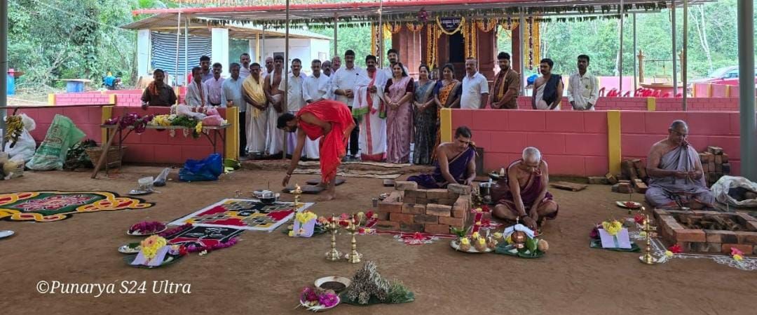 Hadunkuru Pujava ಪಂಜ : ಕಾಚುಕುಜುಂಬ ದೈವದ ಪುನಃ ಪ್ರತಿಷ್ಠಾ ಕಲಶಾಭಿಷೇಕ - ಇಂದಿನಿಂದ ಆರಂಭ - ಅಮರ ಸುದ್ದಿ
